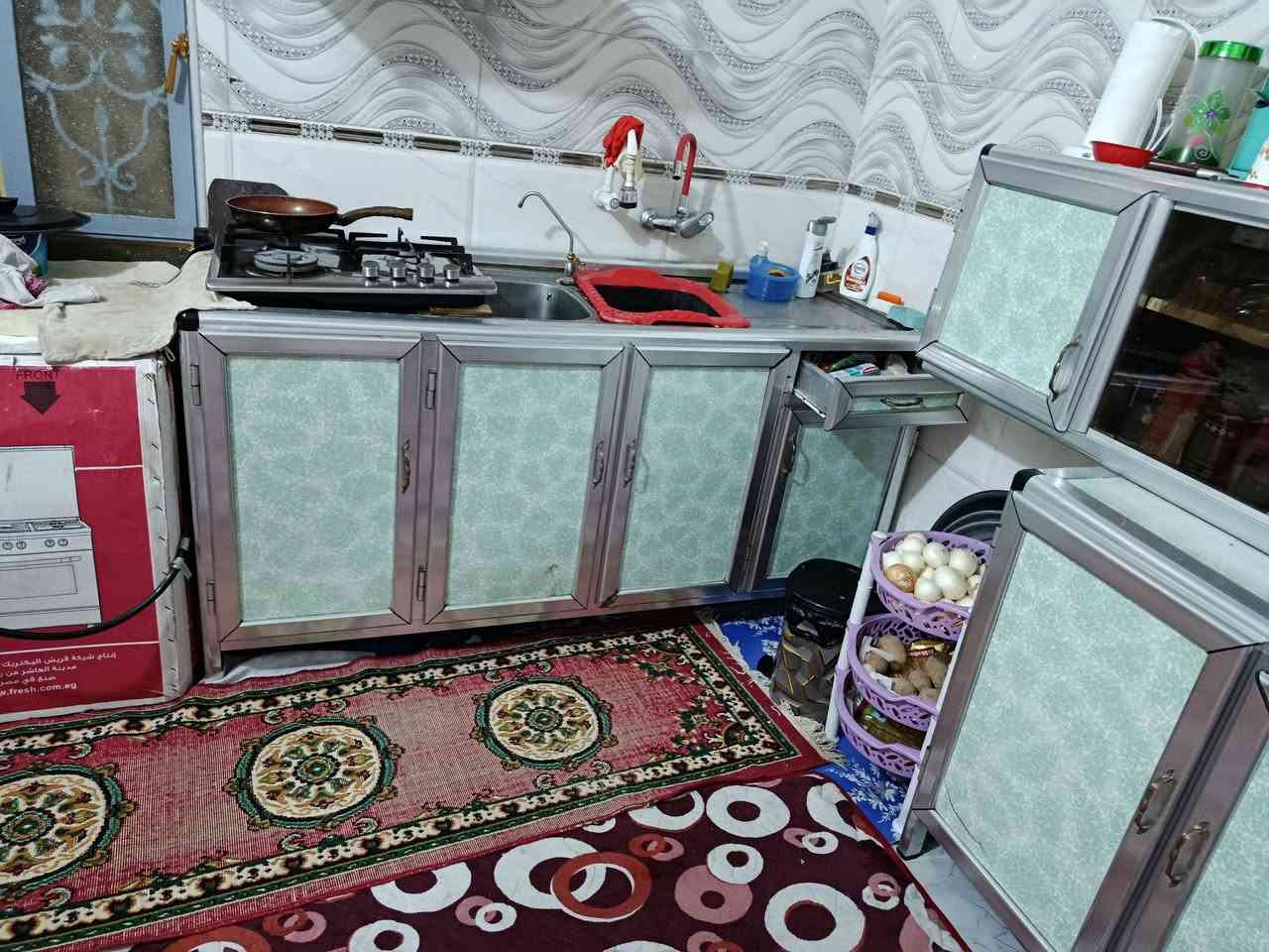 اللهم صلي على محمد وآل محمد... كاونتر مطبخ ثلاث قطع
1.الملحق المعلق طوله 3م

2.

القطعه الارظيه طولها2 ونص م

3.السنكي دبل حوض طول القطعه 2 م... شغل ثقيل تسكام.. سعر الكلي 300 الف وبي مجال.. ***********
