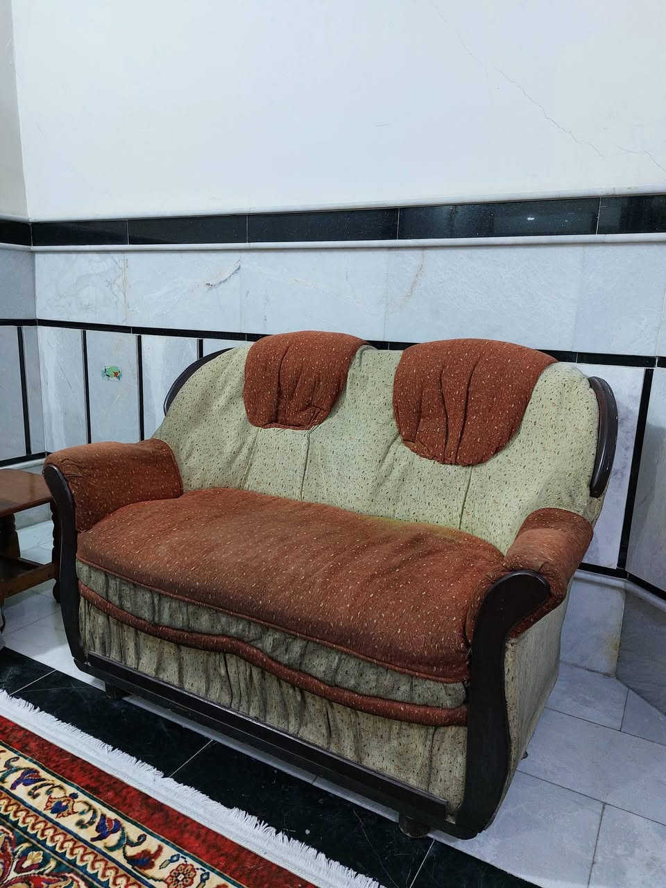 السلام عليكم 
قنفات للبيع بحالة جيدة
خمسة قنفات حجم كبير كل واحدة تتسع ثلاث اشخاص، وأربعة حجم وسط كل واحدة تتسع شخصين 

للتواصل على الرقم التالي
***********
