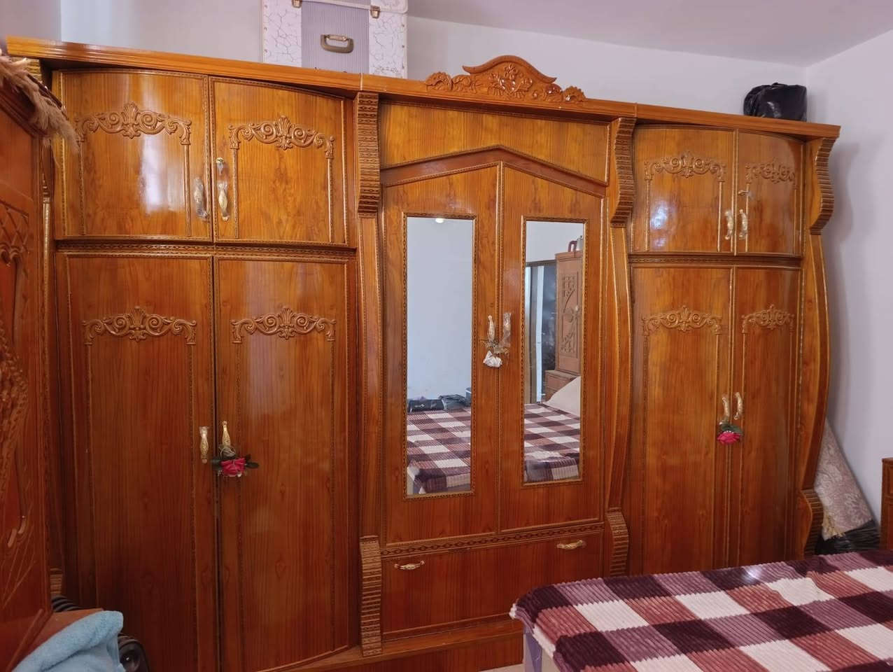 غرفه اخشاب كامله  للبيع   صاج عراقي.. تتكون من كنتور  6 ابواب و4 كومديات.. وزاويه بيها 2 ابواب. وكومديات 2.. وجربايه تتكون التاج مم 4 كومديات و2 مجرات.. وميز مرايه يتكون من 3 كومديات ومجرات 3  مع طابوريه ودوشك طبي .. للبيع المستعجل الغرفه نضيفه وجديده بعدهي المراسله ***********
