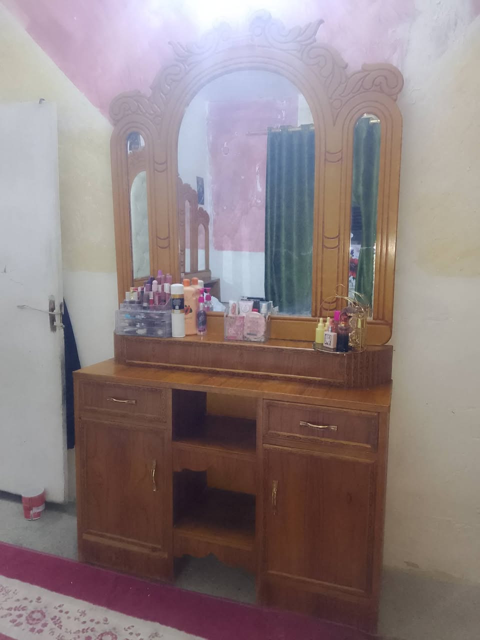 السلام عليكم غرفه نضيفه للبيع مستعمله السعر 600 وبيها مجال الرقم الاتصال ***********
