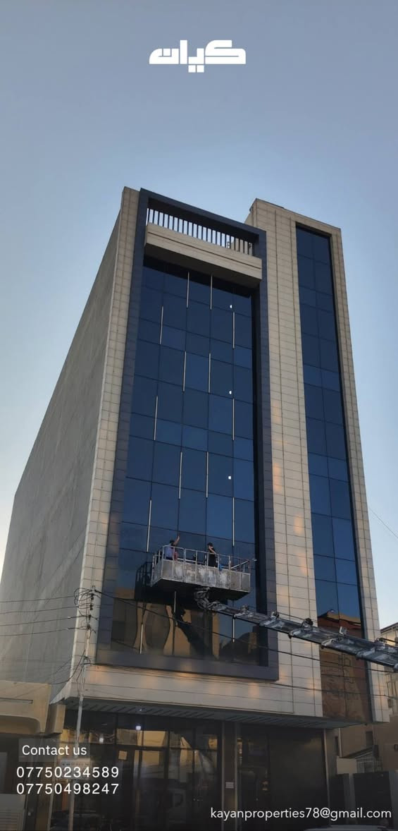 بناية تجارية للبيع
في بغداد - حي الجامعة 📍 - شارع الربيع (مقابل مركز أبو طلال ٢ - مجاور المستشفى الملكي ).

◀ المساحة الكلية: 414 متر مربع
◀ الأبعاد: الواجهة 11.5 متر × النزال 36 متر 
◀ سنة البناء: 2025 - جاهزة للاستلام
◀ السند القانوني: طابو ملك صرف

☗ 5 طوابق ونصف
⬝ الطابق الأرضي بارتفاع 5 متر، وباقي الطوابق بارتفاع 4.5 متر
⬝ كل طابق مجهز بـ (2) حمام ومطبخ
⬝ ومجهزة بسلم طوارئ نظامي

— واجهة حديثة مزودة بإنارة متحركة حديثة
زجاج الواجهة "كومفورت" أمريكي عازل للحرارة بنسبة 80٪ (استُورد وقُطّع في الإمارات خصيصاً للبناية)

الأرضيات: بورسلين إسباني (استيراد خاص للبناية)
الجدران: سيراميك إسباني (لجدران الحمامات والمطابخ)

البناية مجهزة بمصعد "ميتسوبيشي" (Mitsubishi) ياباني أصلي.
وجميع الطوابق والمطابخ مجهزة بتبريد مركزي نظام (VRF) من شركة "توسوت" (Tosot)

"غرفة كهرباء محصنة تحتوي على محولة سعة (400 KV) وبوردات للسيطرة"

منظومة حريق مربوطة مباشرة مع الدفاع المدني
نظام (سيستم) كاميرات مراقبة متكامل يغطي البناية بالكامل

📞 للتواصل، الاستفسار، أو تحديد موعد للمعاينة المباشرة:
*********** ➦
*********** ➦ بغداد, العراق
