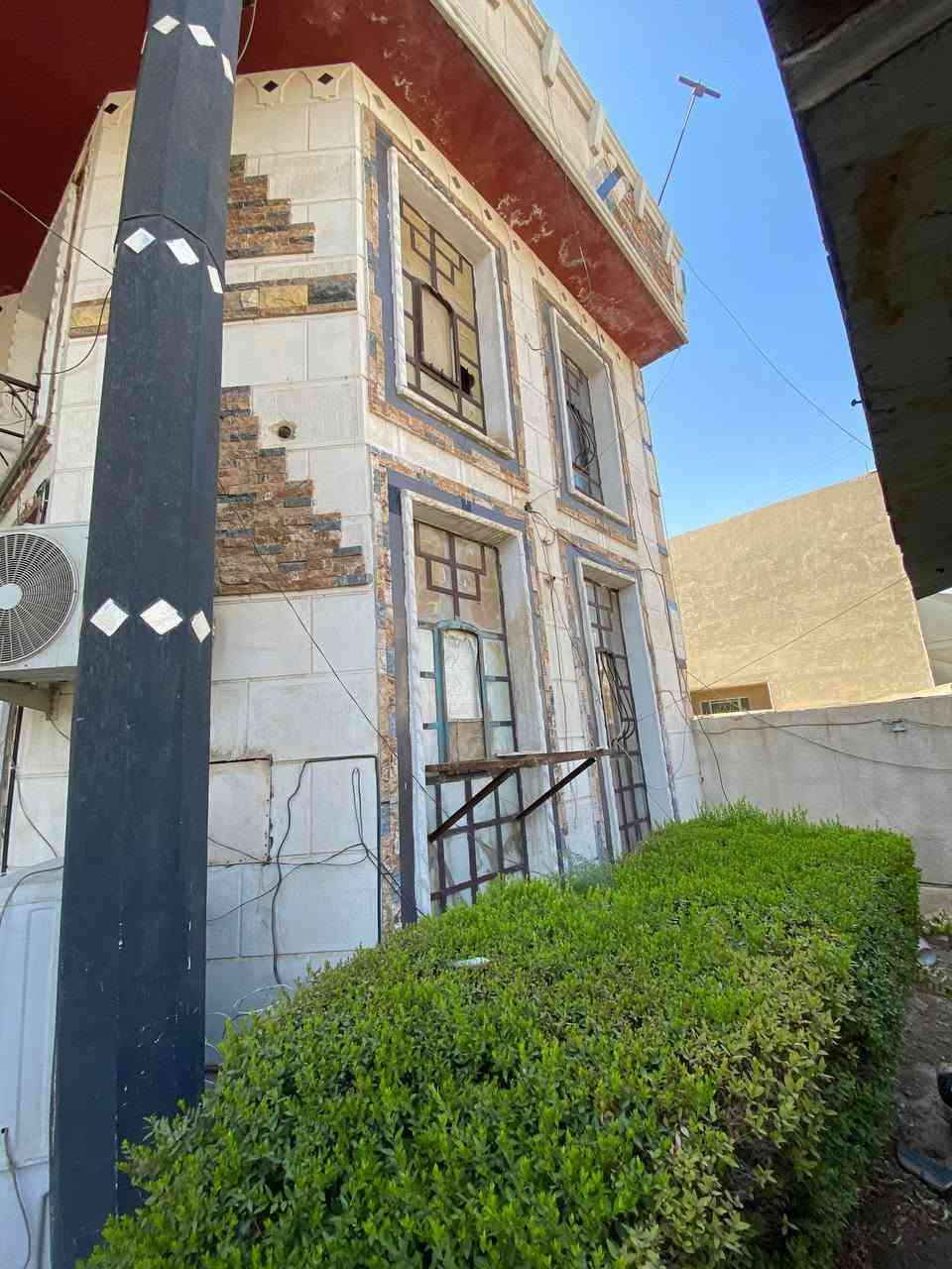بيت في منطقة كفاءات الصحة بناء درجة اولى في (المربع الذهبي ) للبيع او مراوس (بعمارة او موقع مميز )

المساحة : 200م (الواجهة 10 والنزال 20 )

مواصفات (الطابق الاول ): يحتوي على كراج /حديقة /صالة استقبال وطعام / مطبخ بارد / مطبخ حار / صالة جلوس / غرفة منام /2مناور جانبية / تواليت داخلي / حمام داخلي / 

تواليت خارجي /

مواصفات (الطابق الثاني): 2 غرفة منام / صالة جلوس / حمام وتواليت / سطح خلفي ناصي / سطح عالي 

للاستفسار الاتصال على الرقم : ***********
