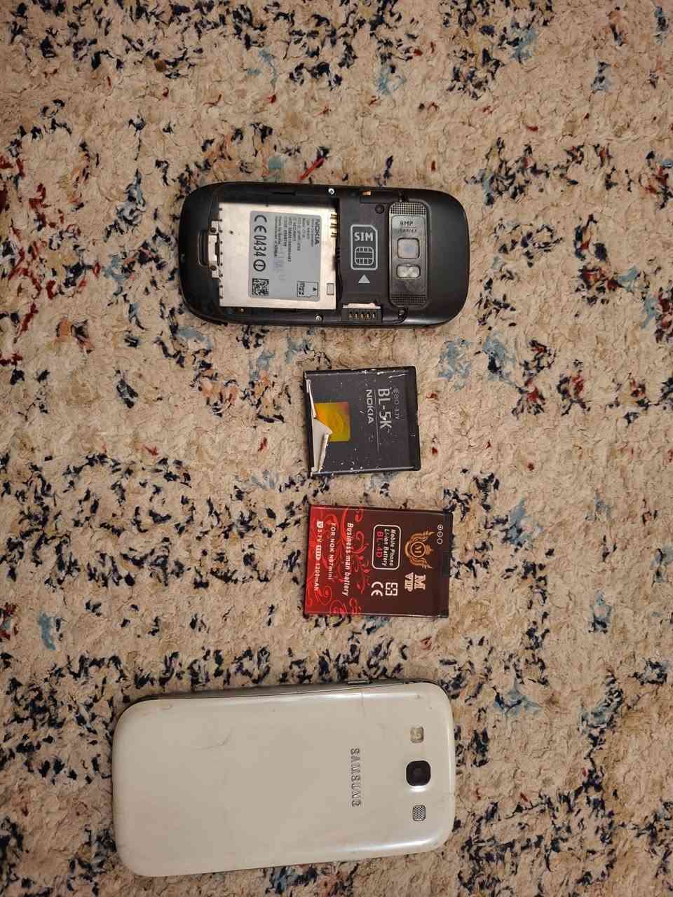 سلام عليكم
C7 عاطل ب5 
S3 شغال بس نقص بطاريه ودكمه تشغيل طايحه  وبيه فطر بطرف صغير شاشه مبين بصوره ابد ما مأثر ب20
بطاريه BL-5K شغاله بس ما ادري اذا تفقد شحن لو لا ب2
بطاريه BL-4U جديده ما مستخدمه ب4 الاف
*توصيل ما عندي* وابيع شلع او جهازين سوه او بطاريتين سوه واذا تريد نظام لS3 احدث يشغل تطبيقات تواصل يصير ب23
