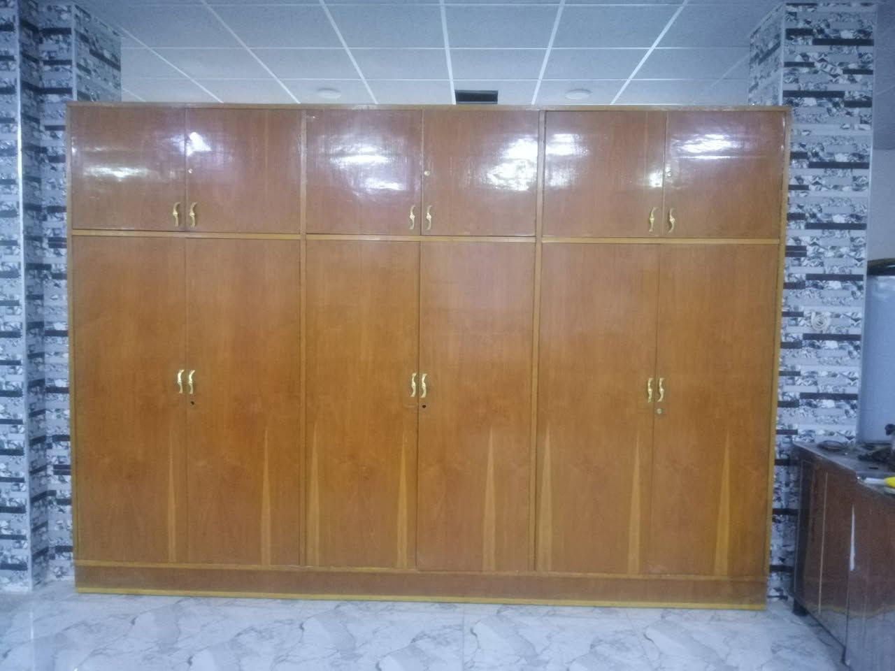 قنصور 6 ابواب ملحق نظيفة حيييل السعر 350 الف نهايتها حي الاربجية مدخل التسعين بالقرب من جامع البيت المحمدي *********** / ***********  واتساب
