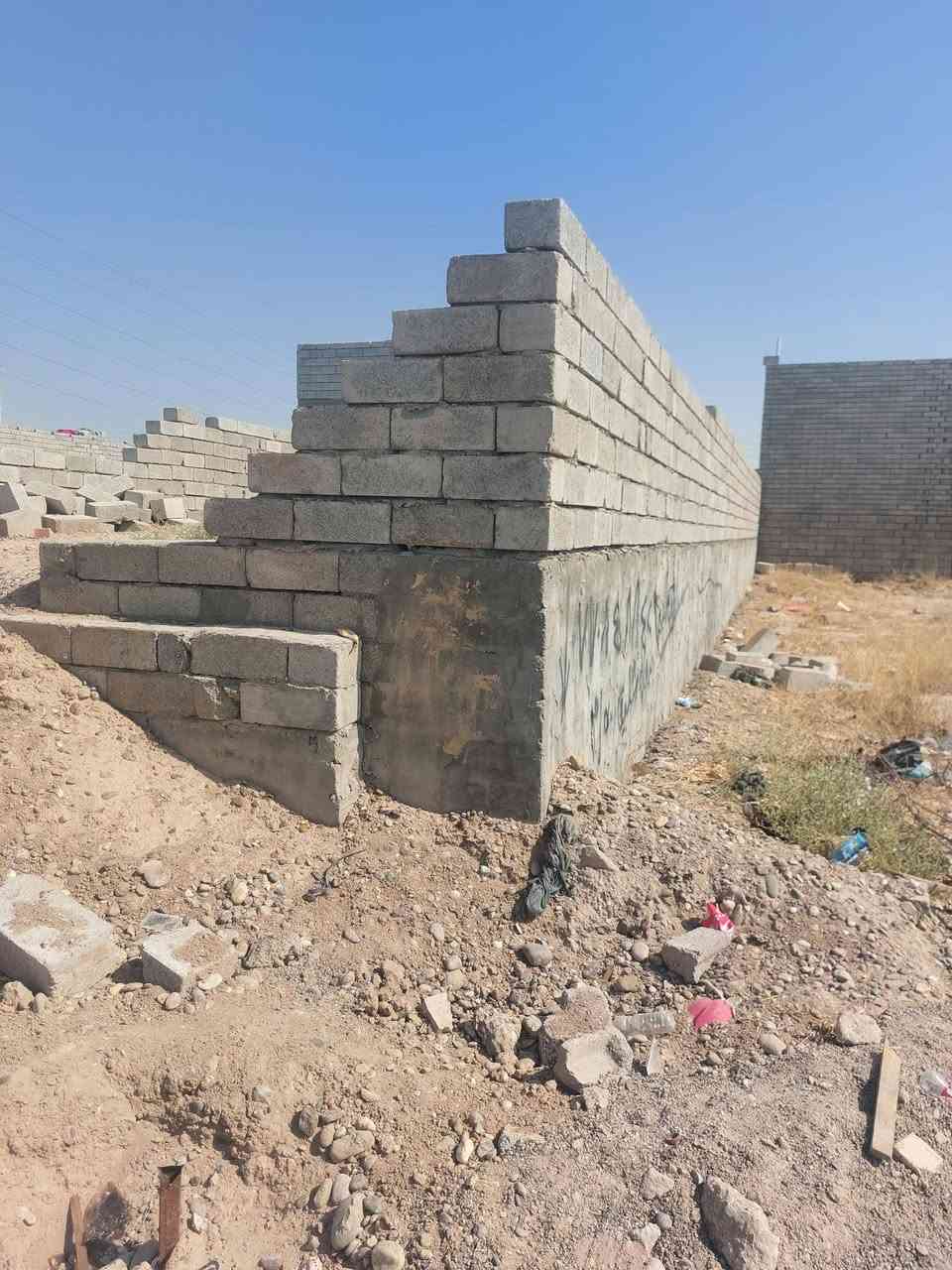 بتلو البيع في البهراط المساحة 125مبني فوق البتلو الف مضغوط والفين ليزري وصله كهرباء ***********
