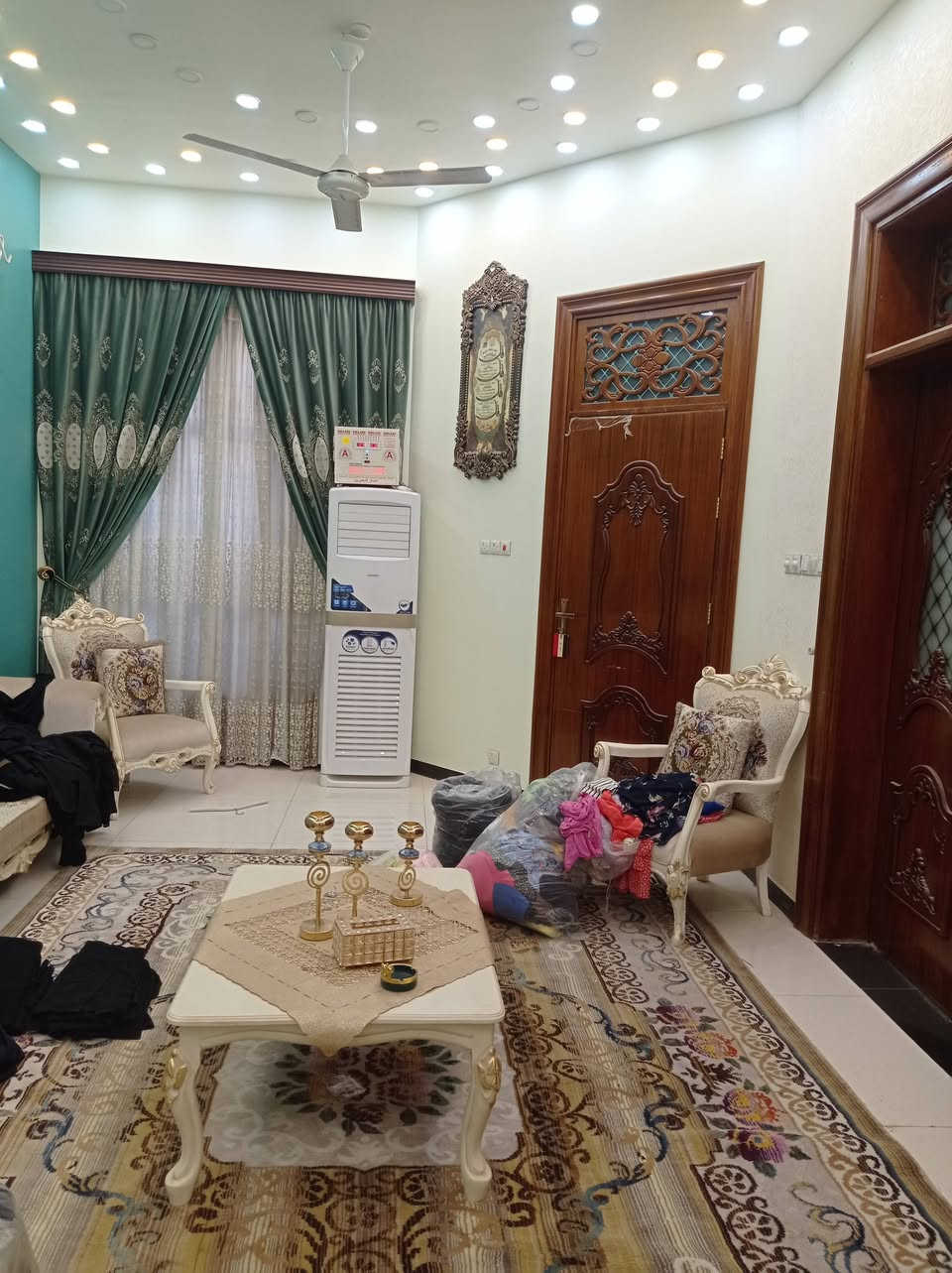 # دار للبيع 
ام الخيل قبل السكة خلف مدرسة الالق الاهلية 
مساحة الدار ٣٠٠ متر مربع واجهة ١٥ متر الأساس كونكريت مسلح 
طابقين مسلح... المحتويات،،
٤ غرف نوم
٣ صالة 
١ استقبال 
مطبخ حار وبارد 
مجاميع صحية عدد ٣
طابو عثماني مرقم ومعاملة كاملة بالتطويب
للاستفسار الاتصال 
***********
***********
# ملاحظة البيت ويا 
5 سبالت 
كاونتر 
البردات 
هدية
