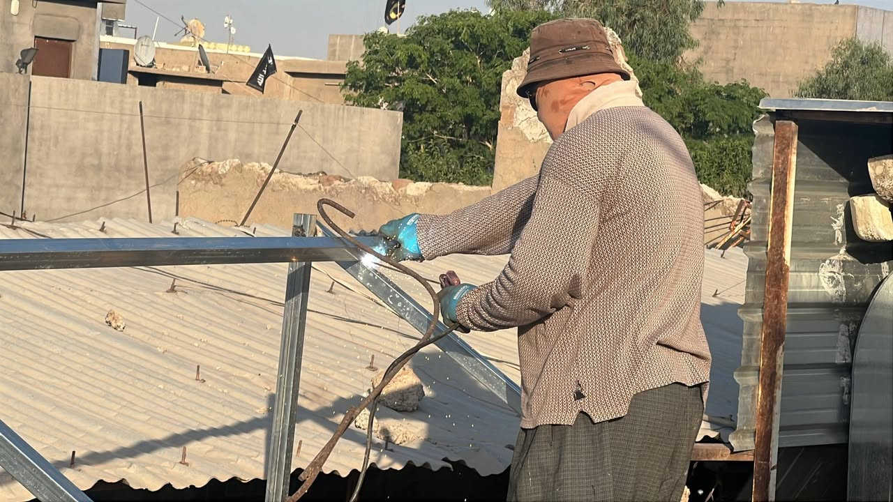 📖 بسم الله الرحمن الرحيم 📖

✨🚚 شركة القمة المتجددة 🚚✨

📅 التاريخ: 2026/6/18

تم بحمد الله وتوفيقه إنجاز وتنصيب منظومة طاقة شمسية متكاملة بأعلى المواصفات

📍 الموقع: محافظة صلاح الدين – قضاء طوز
📌  خلف جامع رسول الأعظم {صلى الله عليه وآله وسلم} 

👤 اسم الزبون: حجي جودت عباس ورد ☑️

━━━━━━━━━━━━━━━━━━━
🔋 مواصفات المنظومة 🔋
━━━━━━━━━━━━━━━━━━━

🌞 القدرة النهارية: (8) أمبير
🌙 القدرة الليلية: (8) أمبير

☀️ عدد الألواح: (4) ألواح نوع هوازن – 615 واط
✔️ ضمان الألواح: 15 سنة

🔋 بطاريات ليثيوم Blue Carbon بسعة (7,6 كيلو)
✔️ ضمان صيانة : 3 سنوات

⚡️ إنفرتر عشتار – 4,5 كيلو 
✔️ ضمان: سنة صيانة

━━━━━━━━━━━━━━━━━━━

🔒 ضمان حقيقي ( صيانة)
📄 عقود رسمية موثقة من الشركة

⚡️ كهرباء مستقرة 24 ساعة بدون انقطاع
✨ جودة عالية • أداء قوي • عمر طويل

━━━━━━━━━━━━━━━━━━━

🔥 لمعرفة السعر اكتب (تم) وسيتم إرسال التفاصيل على الخاص

📞 للاستفسار:
📍 المبيعات: ***********

📌 زورونا: طوز / شارع الإمام أحمد (ع)
مقابل مركت عمو طلعت

✨🚚 القمة المتجددة – ثقة • خبرة •
