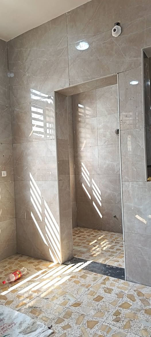اسلام عليكم خلفه سراميك جادري ارضي واجهات درجة اولى الي محتاج يتصل على رقم ***********
