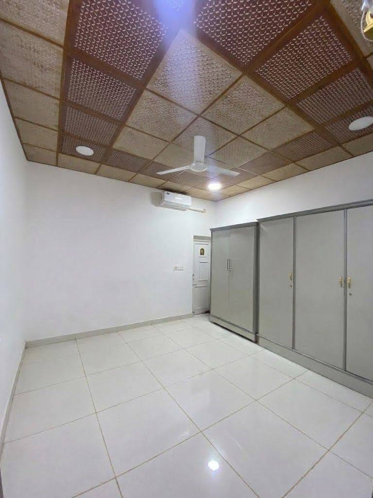 سلام عليكم  بيت زين العابدي مقابل مجمع الرواد باب باب
مساحه ١٣٠ متر 
ارض باسم عراقي ٢٥ 
غرفتين 
صاله صحيات 
غرفه ٦ متر بيه حمام 
غرفه ثانيه ٤×٤
استقال معزول 
حمام  تواليت داخلي وتوليت ثاني خارجي
اكو غرفة زغير مسوية مخزن بالسطح 
جيران فوق الذهب الله شاهد 
السعر ٧٠ بي مجال
***********

