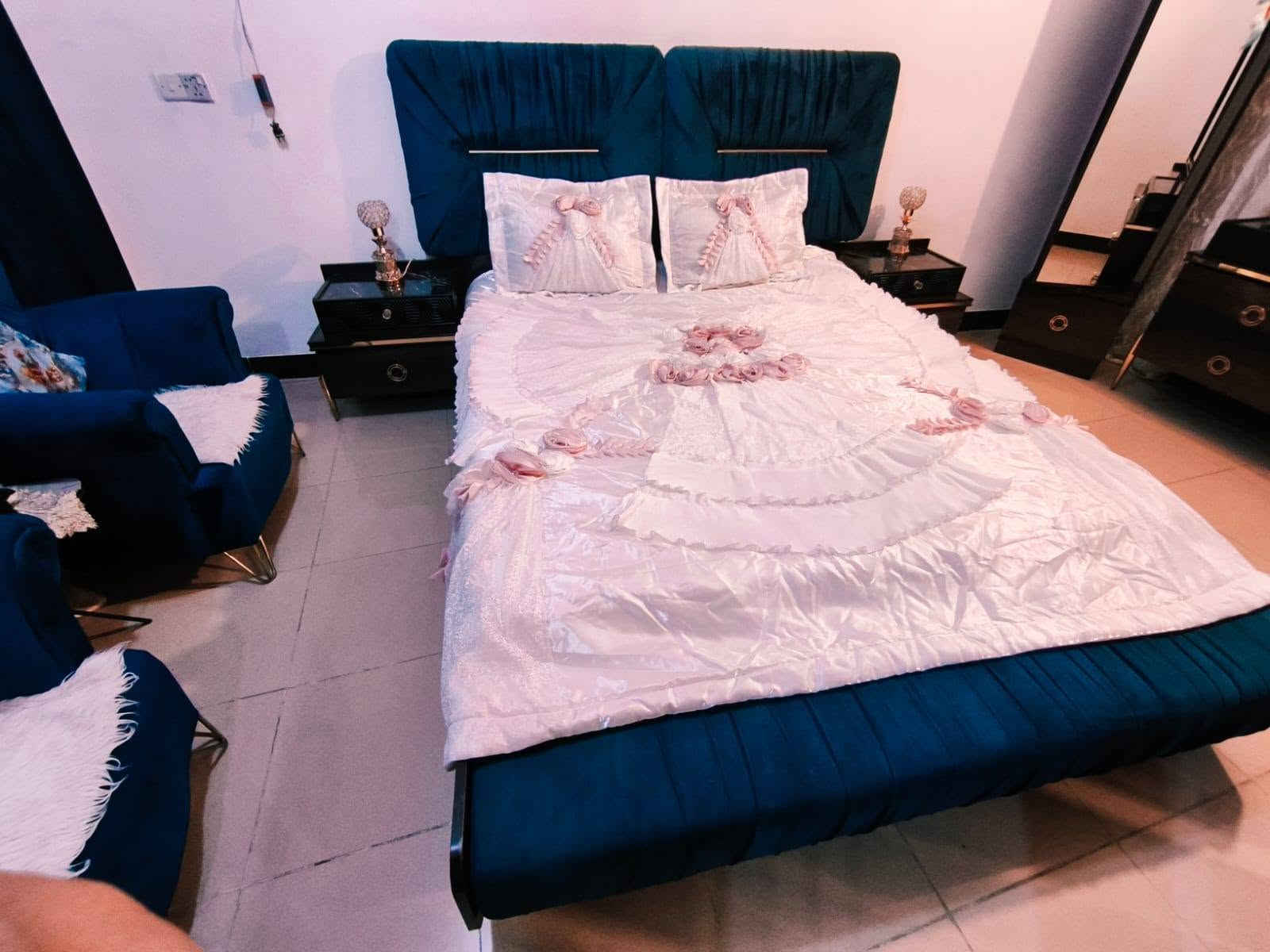🏡 للبيع: غرفة نوم فاخرة كاملة – بغداد
✨ مميزات الغرفة:
✅ طقم نوم كامل متكامل، تصميم عصري وفاخر
✅ سرير بتصميم أنيق مع ملاءس بيضاء ناعمة وتفاصيل وردية 🌸
✅ خزانة ملابس كبيرة بمرايا عاكسة – مساحة تخزين واسعة
✅ دولاب تجميل مع مرآة مضيئة ودرج تخزين 💄
✅ طاولات جانبية + كرسيين أنيقين
✅ لون أزرق داكن فاخر مع لمسات ذهبية، نظيفة جداً ومحفوظة
✅ المكان: بغداد
 
📞 للتواصل والاستفسار:
اتصل أو راسلنا على الواتساب:
➡️ [أكتبي رقم الهاتف هنا]‏‪***********‬‏
 
فرصة ما تتعوض! تواصلوا معنا بسرعة 🏃‍♀️💨
