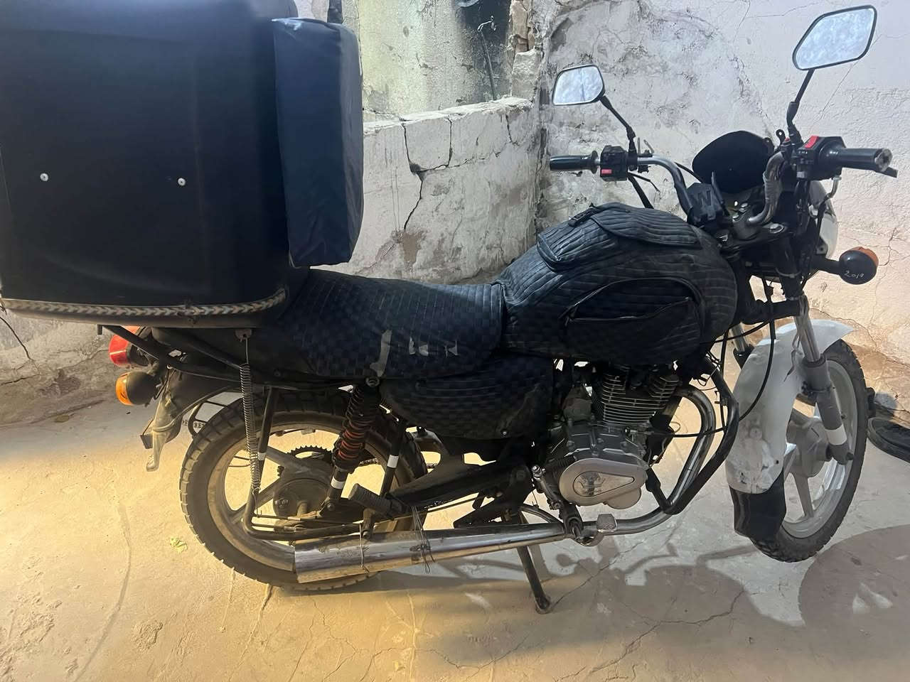 بوكسر موديل 18
محور مكينه ستوته
كهربائيات كامله من الطول للطول 
ضفيره جديده 
اوراق اصولي 
الدراجه عايزها زنجيل ودشلي كدام ودشبول
شلعه ومعدل يخبل
مكاني نجف 
السعر 650 وبيها مجال للشراي 
***********
