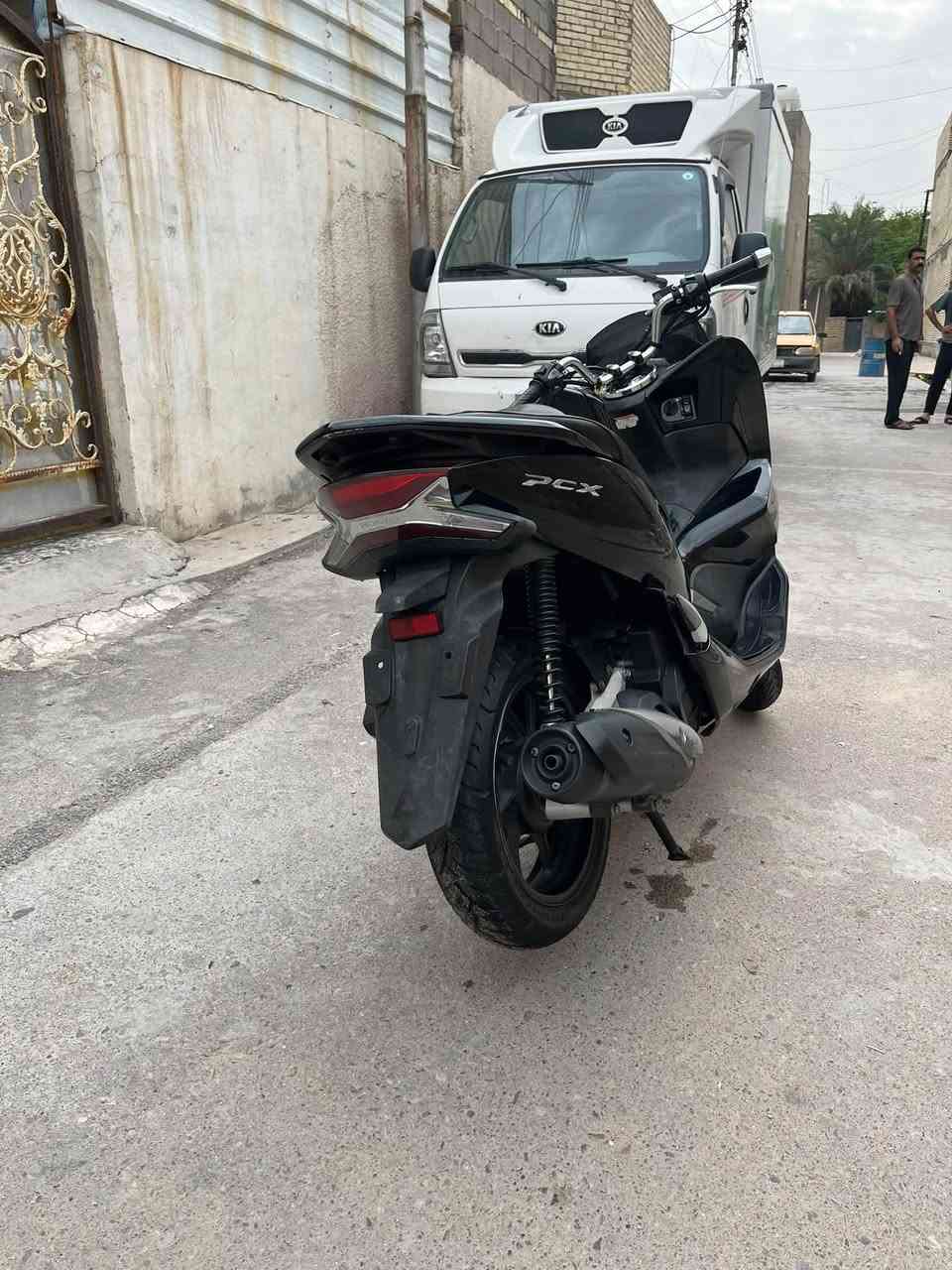 السلام عليكم PCX جيل الثالث    ياباني JF
مصارلهة هواي من نازله كفاله الدراجه كفر ومكينه لوك
ماشيه 40✅
الورقه مال مزاد✅
مكينه125✅
حساس ستان حساس ازدحام✅
المنفيس والكتلوكات والعدة هم وياها
السعر19ونص مكاني بغداد مدينت الصدر  بعد سنه اذا كلولك مفتوحه ترجتع ماسنجر ممتواجد
شراي اتصل***********
