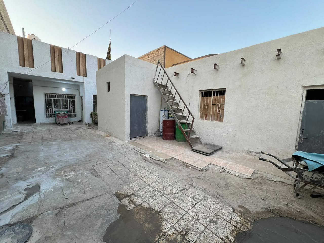 ياالله /بيت طابو صرف مع مشتمل غرفتين مساحه 250م
يتكون من غرفة واستقبال وصاله ومطبخ وصحيات داخليه وخارجيه بناء القديم ونظيف البناء عگاده عالي عن الشارع 
مع كافة الخدمات السعر 170 مليون اتصال ***********  //  ***********  الاثير واتساب

نص مكتوب في الصور:
- غرفتين مشتمل