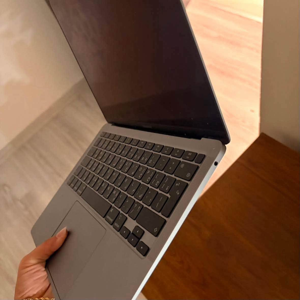 #متوفر_مستخدم
MacBook Air M1 13inch
Ram 8
Hard 256
Cycle 11
Battery 99% 🔥🔥
كامل الملحقات 
نظافة 100% على وضع الشركة 
السعر 835,000
يتوفر توصيل 🚚 
للاستفسار والاتصال على الرقم

***********
