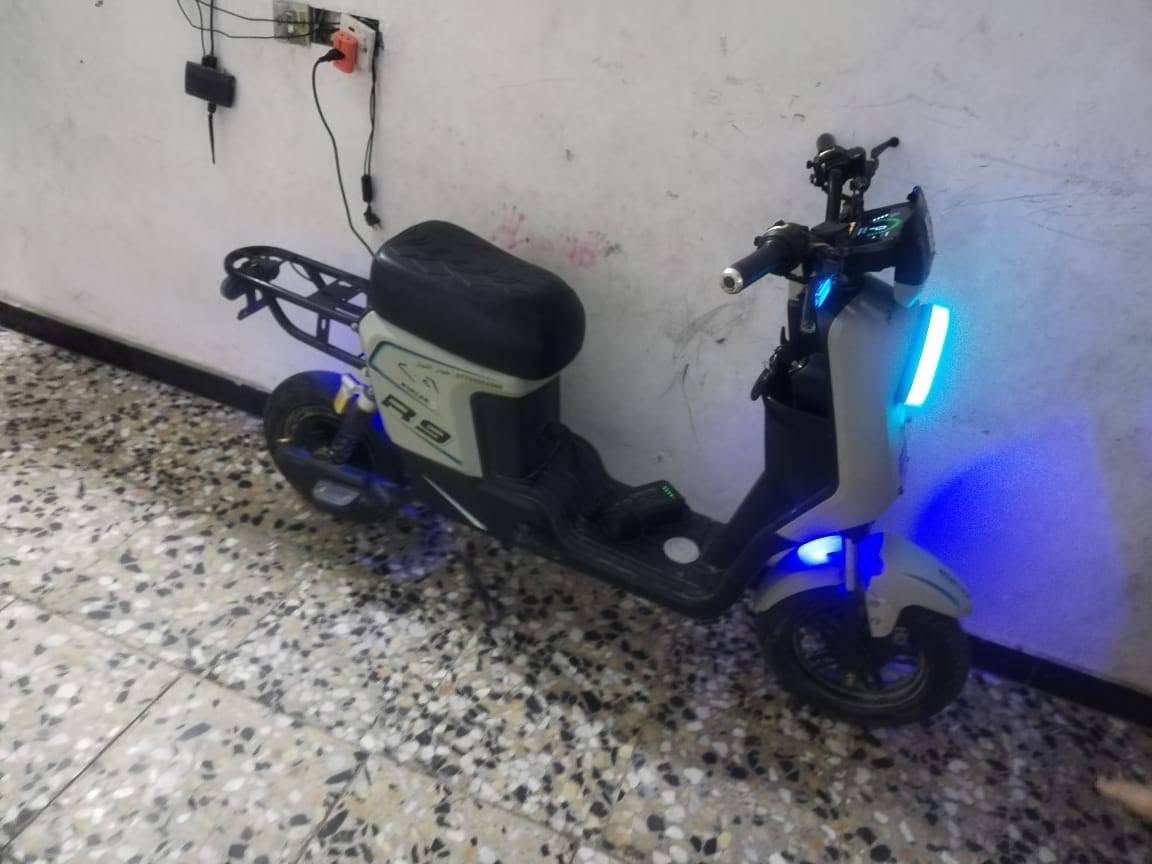 السلام عليكم دراجه R9 2026 بطاريات جديده ٥ بطاريات ونلي ٣٢ بك خلفي ٤ نمر سرعتها ١٢٠ السعر ٣٥٠ ألف قفل الرقم ***********
