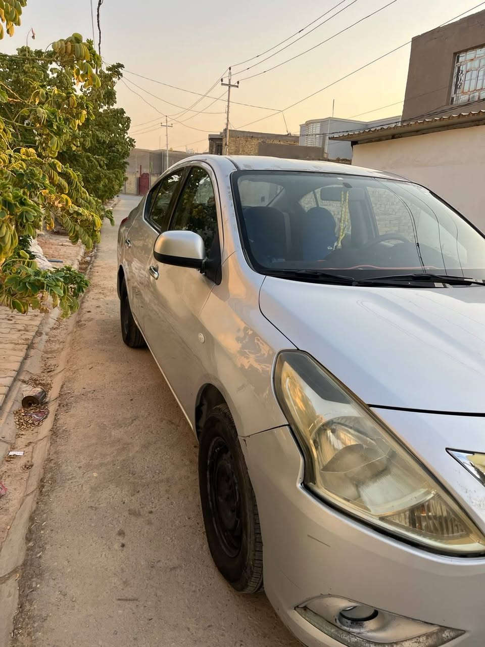 نيسان سني هندي بليته زركه موديل ١٧ رقم اربيل سنويه وهزه جديده بيهه بارد جاملغ جهت السايق وقبق جنطه بي شبر بدون صبغ وبدون دواخل مكاني ديوانيه السعر ٨٥
***********
