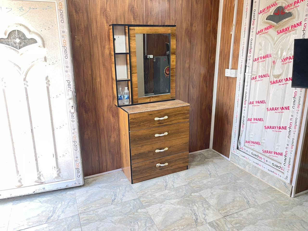 سويت درجه أولى ( سندوش) للأيجار سعر الايجار الشهري 325 ألف
مكونة من غرفه نوم وصحيات السويت مؤثث العنوان بغداد/المشتل شارع الكوسترات قرب بلدية بغداد الجديده للأستفسار *********** 
***********
متوفر واتساب
