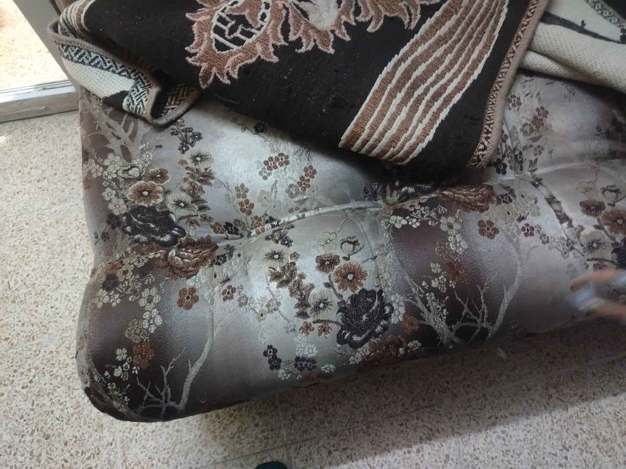 للبيع ٥ قطع ٧ أمتار مستعمل ٦ أشهر شغل عراقي
