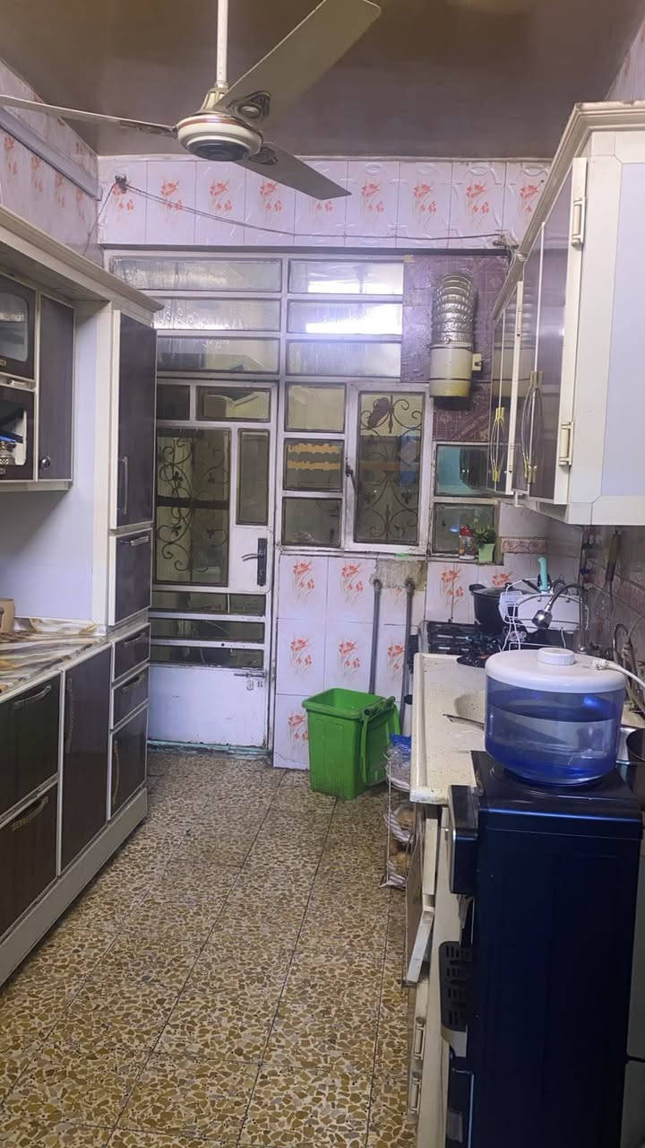 المساحة 100 م مربع طابقين 
بغداد الزعفرانية دور الشرطة قبل صورة الامام علي شارع المختار الي يشتري البيت السحب مجاني من 5 الى 10 امبير 120 وبي مجال للاستفسار الاتصال على الرقم ***********

