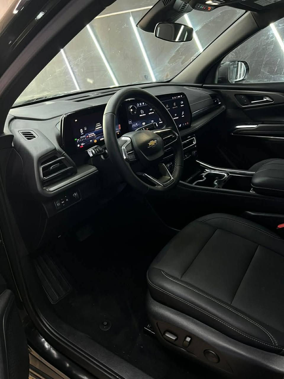 ترافرس2025 الشكل الجديد 

CHEVROLET TRAVERSE  LT 

فئة LT مواصفات RS  لون اسود مميز طلب خاص تجي شباك  اسود ويل20 كتابات علامات وحتى علامة الشوفر تجي كلها باللون الاسود 
ملاحظة قبل كلشي استخدملها فقط البانزين السوبر والمحسن والدهن امزويل الامريكي للعلم

فول مواصفات للأخير دبل فتحة بانوراما

ماشية ٩٠٠٠ مايل فقط بعدها ع مشي امريكا

مرقم بغداد باقي سنة تتحول حرة

حادثها جدا بسيط وسطحي باب خلف السائق بدون دواخل وموضح بالصور  فقط طختها بسيطة شواصي لغود كلها مكفولة وعندي بيها سونار (( الايرباك سليم ))

المواصفات :
بانوراما فتحتين- انارة ابواب في الضلام  -شاحن لاسلكي -كشنات vip منفصل - ٥ كاميرات (360) - رادارات 360امامي خلفي جانبي - كشنات جلد - تدفئة كشنات - تدفئة ستيرن - صندوق كهرباء - انارة محيطية جميلة جدا- تشغيل عن بعد - نقاط عمياء - كشن كهرباء هزاز عند التحذيرات- شاشة داتا شو تحذيرات المخاطر على الطريق - حساسات - تحديد مسار - اوتو ستوب - توقف ذاتي عند الاقتراب من السيارات من الامام والخلف والجوانب - نظام ترحيب عند الاقتراب - قفل تلقائي - اشاير بالمري - هيتر بالمري - سايد بريك بصمة - ٤ وضعيات قيادة - مناخ منفصل - فول تحكمات ستيرن - اضاءة العالي اوتو - منظومة زنون بلادي
شاشة كبيرة بيها هواي خصائص وتحكم كامل بالسيارة من خلالها تعرف استهلاك الدهن والفلاتر وهواء الاطارات وتكدر تنزللها تطبيقات من المتجر مالتها نظام GBS ملاحة والكثير من المواصفات الاخرى الحديثة

٧ راكب - ٣ قطع تبريد وبقية مواصفات الفول 

بمحرك 2500 تيربو جارج اقتصادي وسريع بوضعيات قياده

‏‎السيارة جديدة بمعنى الكلمة وبالواقع بعد احلى ومصلحها تصليح درجة اولى ومابيها نقص برغي جاهزة للأخير واي گلوب مامشتغل بالدشبول وترايها مال زيرو 

للسعر ٣٢٠

مكاني الناصرية

اي استفسار مراسلة او اتصال نزوده بتفاصيل كاملة مع السونار
***********
