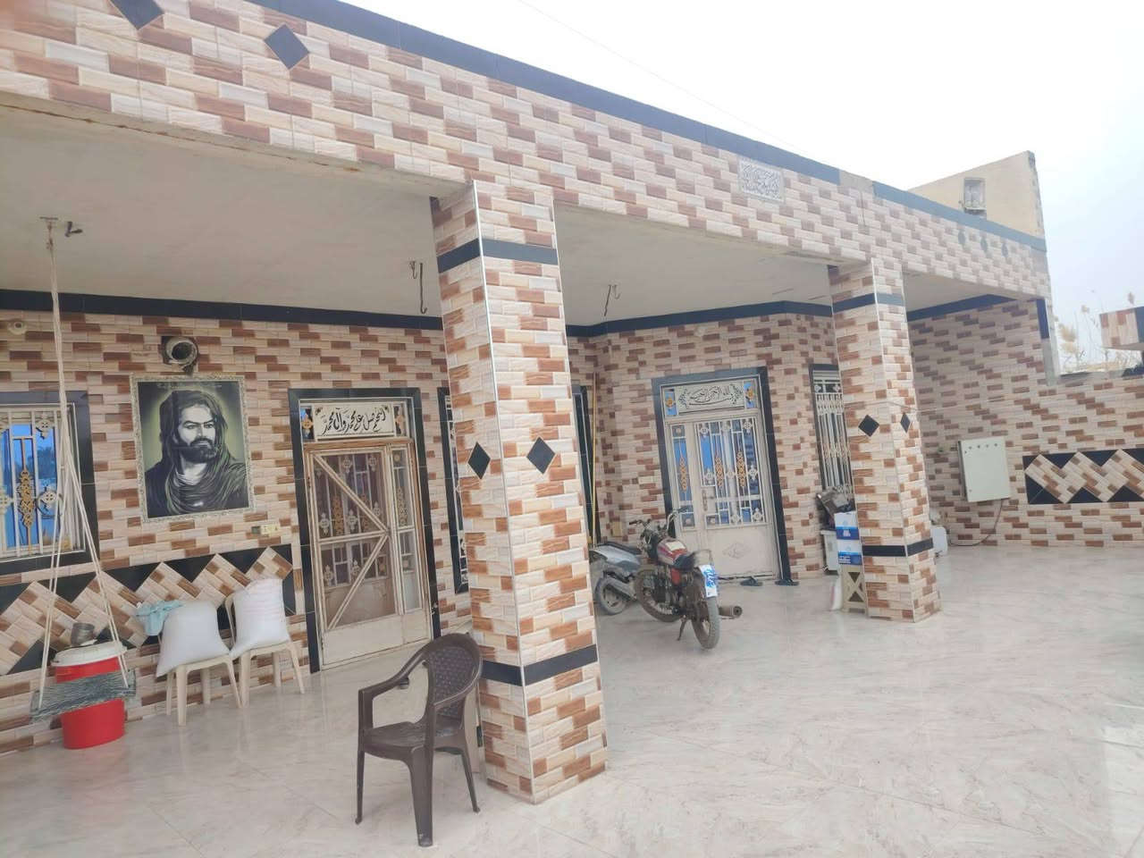سلام عليكم نصف دونم للبيع يحتوي على بيت كبير مساحه 300 + مشتمل مساحه 100 
العنوان خلف حي الفنانين 
للاستفسار ***********
