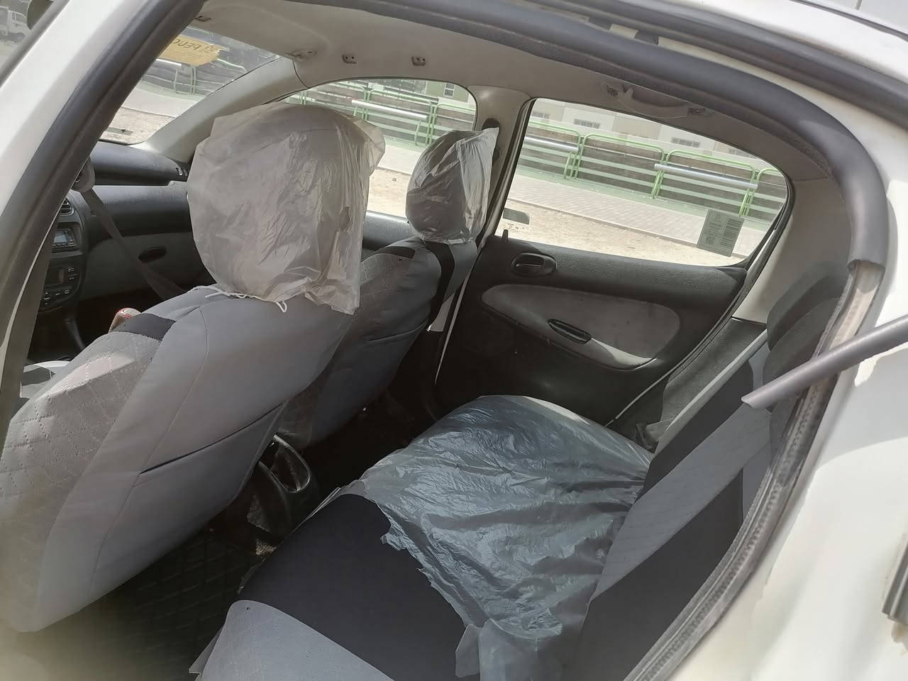 السلام عليكم بيجو فرنسي باسمي رقم انكليزي موديل 2009 مكانها مجمع بسماية السكني هزة ما منتهية كير عادي  تبريد شغال اقتصادية لامكلوبة ولا متجاية بيها طخطخات بسيطة ومصلحة السعر 42 وبيها مجال رقم الهاتف ***********
