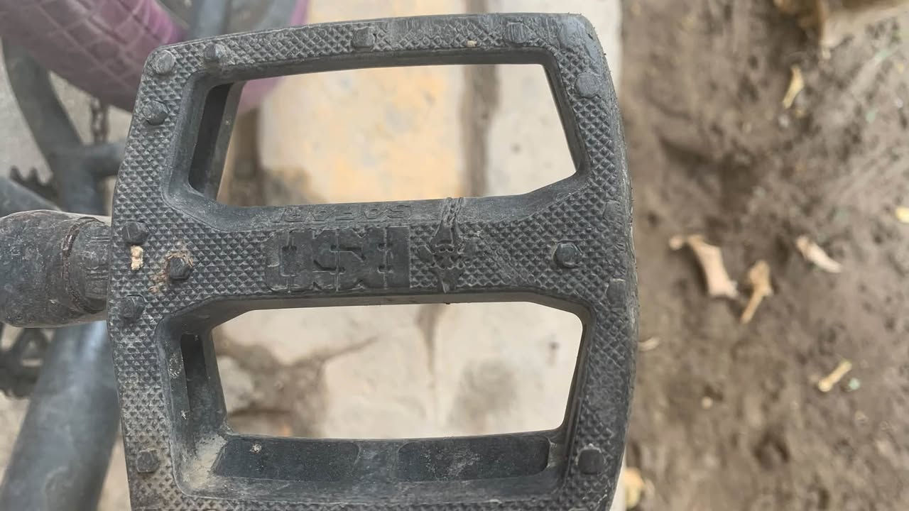 BMX اصلي مختم من ستريت و تيارات و بايدرات و كشن و الجسد ساندي اصلي يخبل سعره 200 و بي مجال + مستعجل على بيعه لل تواصل ***********
