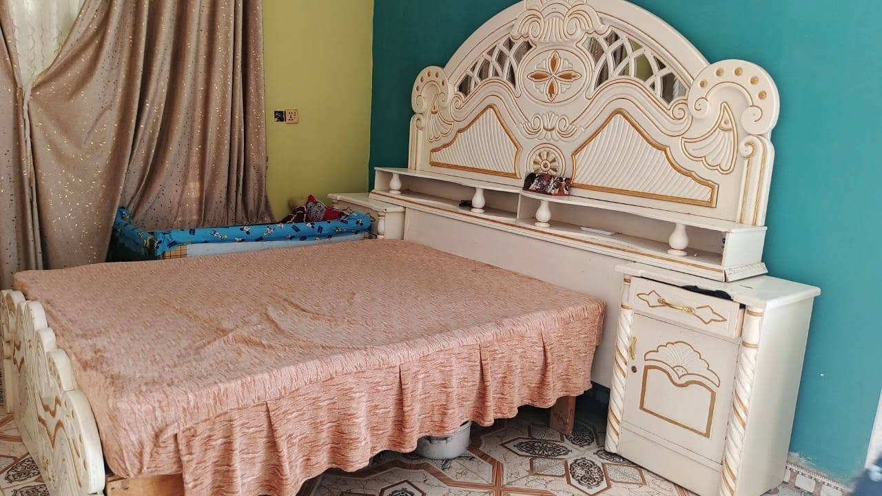 سلام عليكم غرفه للبيع تفصال خشب ثقيل 
نضيفه كلش سعرمناسب  ***********
