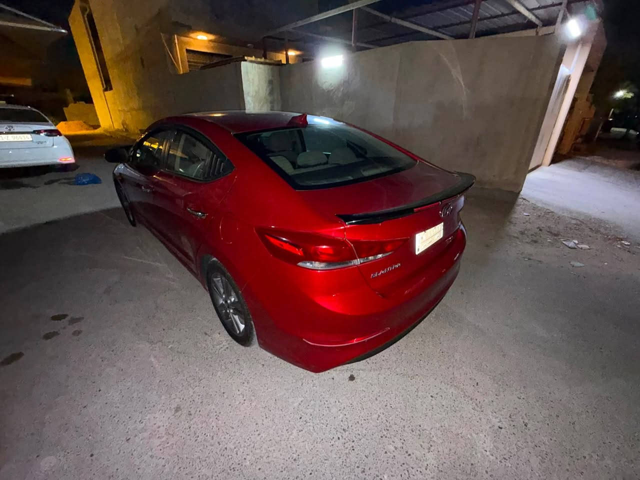 سلام عليكم.. للبيع 
  هيونداي إلانترا (Hyundai Elantra).
 الموديل: 2018.
 الفئة: SE (وارد أمريكي).
 الممشى (المسافة المقطوعة): 69,500 كم فقط (
 المحرك: 2.0 لتر (2000 سي سي) دوش (DOHC)، 4 سلندر، .
 الكير (ناقل الحركة): أوتوماتيك 6 سرعات مع خاصية التحكم اليدوي (تبترونك).

داخلية مخمل بلون بيج .
 تحكم ستيرنج كامل (جهتين) يشمل تحكم بالصوت ومثبت سرعة (Cruise Control).
 نظام قيادة متعدد الأنماط (Drive Modes): اقتصادي (Eco)، رياضي (Sport)، واعتيادي (Normal).
 شاشة معلومات قياسية بالدشبوول لعرض كفاءة الوقود وصيانة السيارة.
 مانع انزلاق (Traction Control) ونظام مكابح ABS.
 حساس إطارات ذكي.
 مصابيح أمامية عدسات هالوجين 
السعر 12700$(127ورقه)
الحادث معروض بالصور
رقم التواصل ***********
