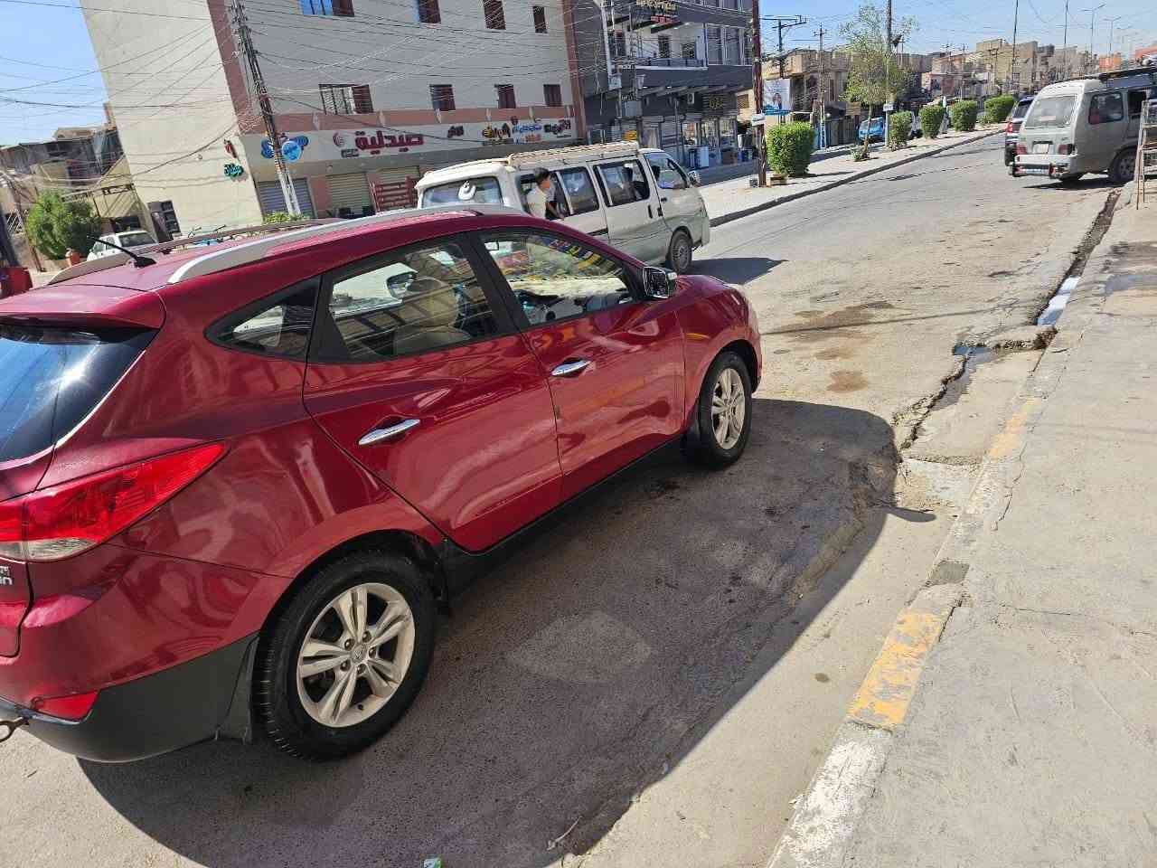 السلام عليكم 
توسان ٢٠١٢ للبيع وارد خليجي
رقم بغداد بأسمي تحويل مباشر
بيها جاملغ نفسة 
بنيد مبدل ومصبوغ 
صبغ بالجاملغ الخلفي 
كير مكينه صدر تبريد مكفول 
العنوان بغداد الدورة 
*********** 
السعر 108 بيها مجال بسيط
