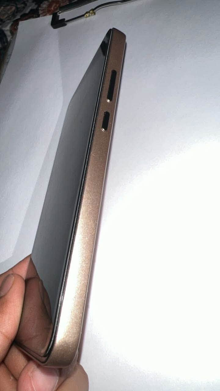 هونر x9d للبيع اخو الجديد 
مابي اي مشكله بس الكاميرا x1  شوفه صورتهه 
* الشاشة: AMOLED مقاس 6.79 بوصة، بدقة 2640 × 1200، ومعدل تحديث 120 هرتز، مع سطوع يصل إلى 6000 شمعة (في ظروف معينة) ودعم تقنيات حماية العين. 
* المعالج: Qualcomm Snapdragon 6 Gen 4 مع معالج رسومي Adreno 810. 
* نظام التشغيل: Android 15 بواجهة MagicOS 9.0. 
* الذاكرة:
    * 8 جيجابايت RAM + 256 جيجابايت
    * 12 جيجابايت RAM + 256 جيجابايت
    * 12 جيجابايت RAM + 512 جيجابايت
    * لا يدعم تركيب بطاقة microSD. 
* الكاميرات الخلفية:
    * 108 ميجابكسل (رئيسية مع مثبت بصري OIS)
    * 5 ميجابكسل (واسعة جدًا)
    * تصوير فيديو حتى 4K. 
* الكاميرا الأمامية: 16 ميجابكسل. 
* البطارية: 8300 ملّي أمبير مع شحن سريع سلكي 66 واط. 
* المقاومة: شهادات IP66 / IP68 / IP69 / IP69K لمقاومة الماء والغبار. 
* الاتصال: يدعم 5G، وWi-Fi 6، وBluetooth 5.2، ومنفذ USB Type-C. 
* الوزن: حوالي 193 جرامًا، والسُمك 7.76 مم. 

المميزات:

* بطارية ضخمة تدوم لفترة طويلة.
* شاشة AMOLED ممتازة بمعدل تحديث 120 هرتز.
* كاميرا رئيسية 108 ميجابكسل مع تثبيت بصري.
* مقاومة قوية للماء والغبار والصدمات.
رقمي *********** بي واتساب 
 المو شراي لايراسل رجاءً
السعر 400 وبي مجال بسيط
