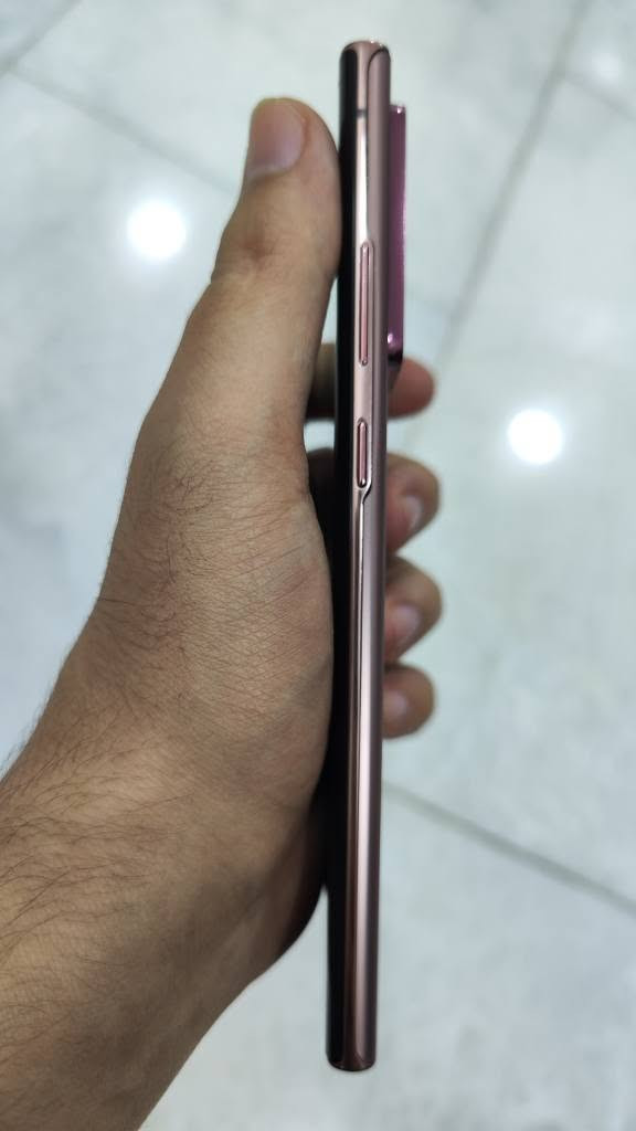 للبيع كلكسي note 20 ultra  نسخة امريكية مبدل شاشة عادية تجي بيهة حواف سودة  ذاكرة 256 فقط جهاز وكفر الجهاز نظيف واذا تريد صور اكثر تعال خاص مكاني بغداد بغداد, العراق
