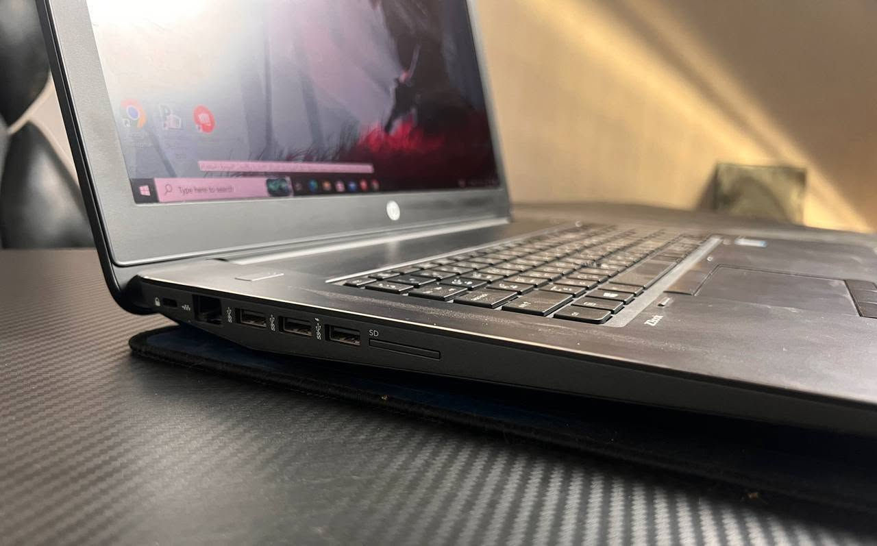 🔥 العملاق الهندسي HP ZBook 17 G3 — قوة جبارة بسعر صدمة! 🔥
💡 لماذا هذا الجهاز هو خيارك الأذكى والأقوى؟
​⚡ معالج خارق للآداء الثقيل:
مزود بـ Intel Xeon E3-1575M v5 (تردد يصل إلى 3.9GHz مع التيربو). هذا المعالج مصمم للضغط العالي ويتفوق بوضوح على معالجات i7 من الجيل السادس مثل 6920HQ!

​🎨 قوة رسومية مزدوجة (كارتين شاشة):
​داخلي: Intel Iris Pro Graphics P580 لسهولة وسلاسة المهام اليومية والبرامج الهندسية.
​خارجي محترف: NVIDIA Quadro M4000M بسعة 4GB — كارت مخصص للبرامج الهندسية الصعبة (AutoCAD, Revit, SolidWorks, Premiere) وأعمال المونتاج والـ 3D العميقة.

​🚀 قابلية تطوير خيالية (استثمار للمستقبل):
​رام 8GB DDR4 سريع جداً، مع إمكانية الترقية المرعبة لتصل حتى 128GB RAM!
​خزن سريع للغاية 256GB SSD M.2 لفتح الجهاز والبرامج بلمشة عين.

​🖥️ رؤية سينمائية ومساحة عمل واسعة:
شاشة عملاقة بحجم 17.3 بوصة بدقة FHD لراحة العين وأعلى دقة للتفاصيل.

مع هدايا 🎁 ❗❗❗⁉️
💲 ماوس ار جي بي RGB 
💲ماوس باد احترافي
💲حقيبه انيقه للحاسبه 
💲 شاحنه اصليه 

​💰 السعر المفاجأة: 430 ألف دينار فقط! (قيمة مقابل سعر لا تقبل المنافسة).
توصيل لكل انحاء العراق باسرع وقت 

​⚠️ تنبيه: الكمية محدودة جداً والجهاز مطلوب بشدة من قبل المهندسين والمصممين. لا تدع الفرصة تفوتك!

​📲 للحجز والتواصل الفوري: *********** واتساب
