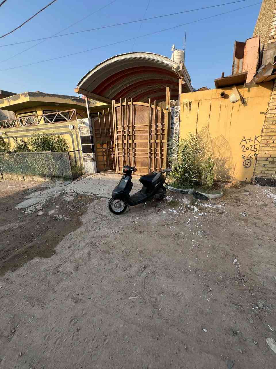 نقص بس باتري الباتري البيه ضعيف تشتغل سلف هندر
السلام عليكم السعر 225 وبيه  مفتوحه مره وحده   محرك اكسن مكفول  دراجه نضيفه ومناسبه كربلاء طويريج ***********

