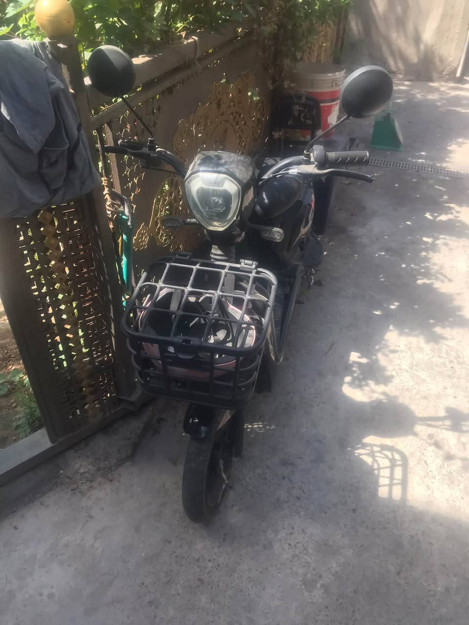 دراجه R-15 جانت تشتغل والجهال طفوه وتركوها باترياتها موجوده والبصمات والشاحنه للبيع السعر 75 الف وبيها مجال العنوان بغداد بوب الشام للاتصال ***********
