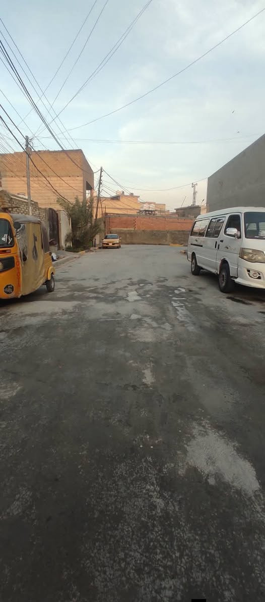 سلام عليكم توفر عندي بيت🏠 مساحه 200متر طابق واحد ✔️بيت جاهز بناء حديث --جبها 8 --نزال 25-- زراعي مكاتبه فقط ✍🏻 سند 117 بغداد البلديات منطقه حي الامير ✔️الضباط خلف الصحفيين قرب مدرسه زين القوس منطقه حي ✔️الامير المنطقه كامله خدمات تبليط ماي مجاري كهرباء الاستفسار اكثر ✔️***********سعر خاص رد ماسنجر وتساب  حسن ✔️للعقار
