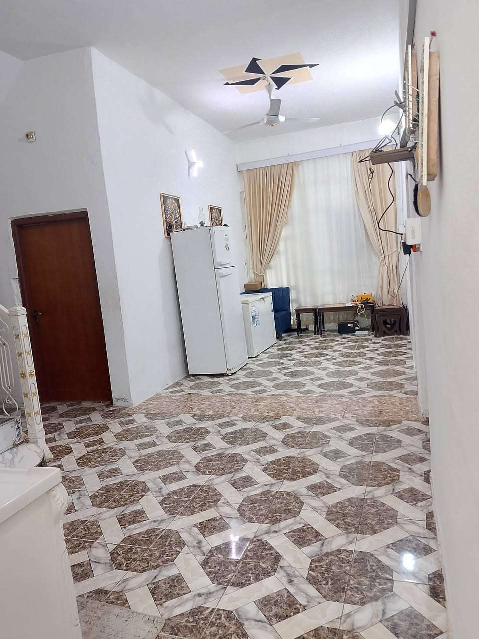 السلام عليكم بيت للبيع أو مراوس طابو صرف مساحة 214  طابقين بناء 2016
الطابق الأول كراج يوسع سيارة واستقبال وغرفتين وصالة ومطبخ وحمامات داخلية وخارجية 

الطابق الثاني 4 غرف نفس ترتيب الجوا وصالة وحمامات وبلكونة 

المكان بهرز الدواسر منطقة خدمية وتبليط 

للإستفسار أكثر المراسلة على الرقم ***********
