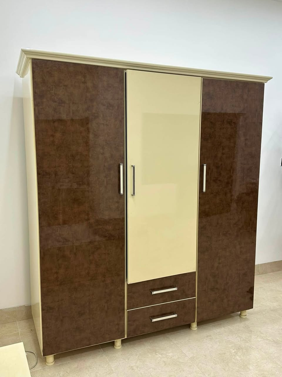سلام عليكم 
للبيع غرفة نوم من نوع الممتاز  يحتوي على مكتبة وسرير عدد اثنين وكنتور وكوميدي وميز مرايا 280  وبي مجال للطيبين 
تواصل مع الرقم ***********
