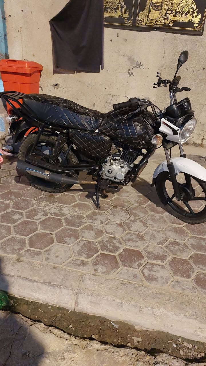 دراجه للبيع بوكسر موديل 21 دراجه حلوه ونضيفه محرك البلادي مكاني البصره (الكزيزة) رقم انكليزي بسم اخوي  الدراجه وهاي دراجه شوفت عينك وهذا رقمي *********** كلش مستعجل عليها السعر مليونين قفل
