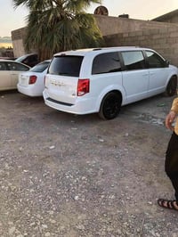 دوج كرفان فول مواصفات ماشيه ٧٤ ميل كشنات كهرب  تشغيل عن بعد شاشه كبيره...