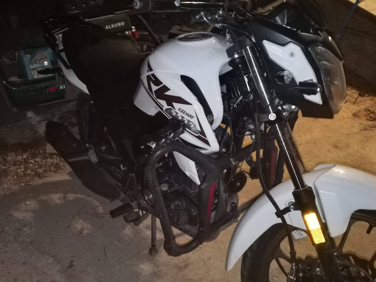 للبيع RK200 نضيفه الدراجه ماشيه 27 الف رقم اربيل السعر مليونين ونص يعني 2500
للتواصل واتساب 
 ***********
للاتصال ***********
