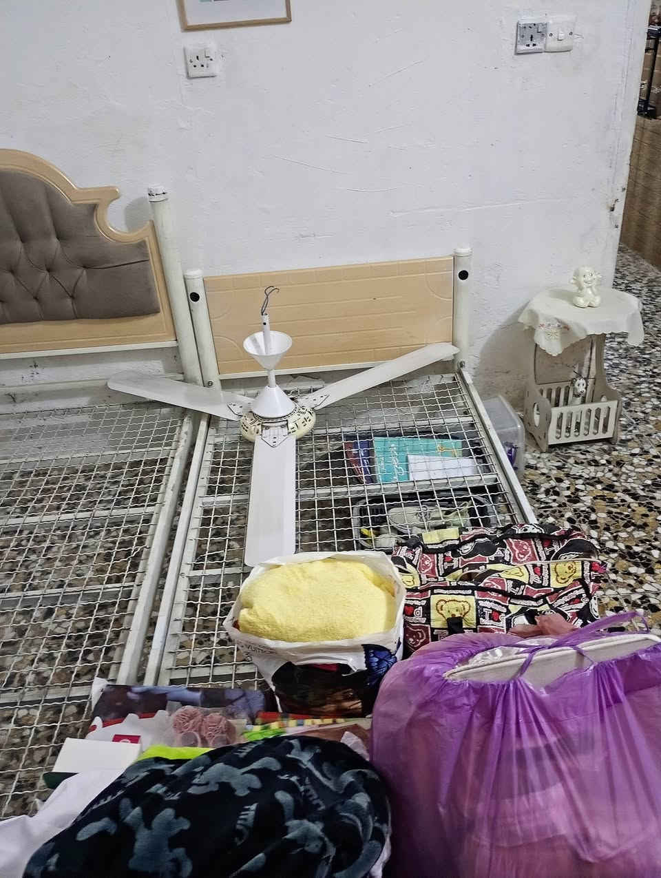 سلام عليكم جرابي عدد ٢ نضيفاة كلش تواصل ع رقم ***********
