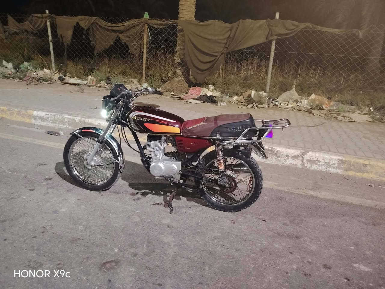 سلام عليكم تايكر موديل 20 وراق بغداد بيه 2 وراق  دراجه كلش نضيفه
محرك  خير من الله شرط فصله وسرعه ومعدل 

دراجه كلشي بيه شغال  دبلات خلفي امامي شغال

بريك شغال دشبول شغال شاير شغاله عده بس وحده 

تايراته جدد  سعره 400 وبيه مجال قليل رجائن لمو شراي 

لا يدخل ولا ينتصل  مكاني صويره ***********

نص مكتوب في الصور:
- HONOR X9c