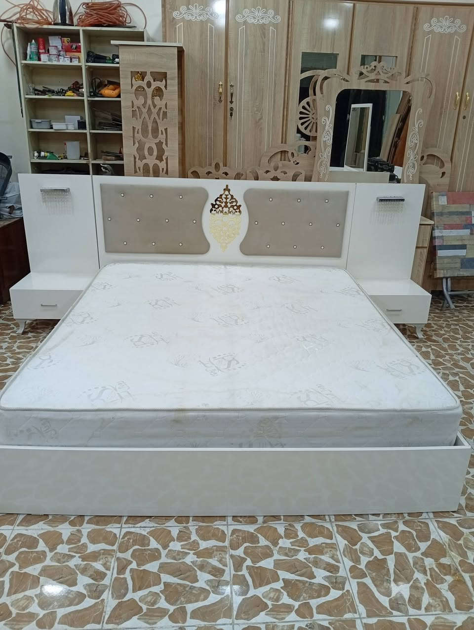 غرفة نوم ٦قطع ويه الدوشك كلش نضيفه٤٥٠ويه الشد والنقل للستفسار***********
