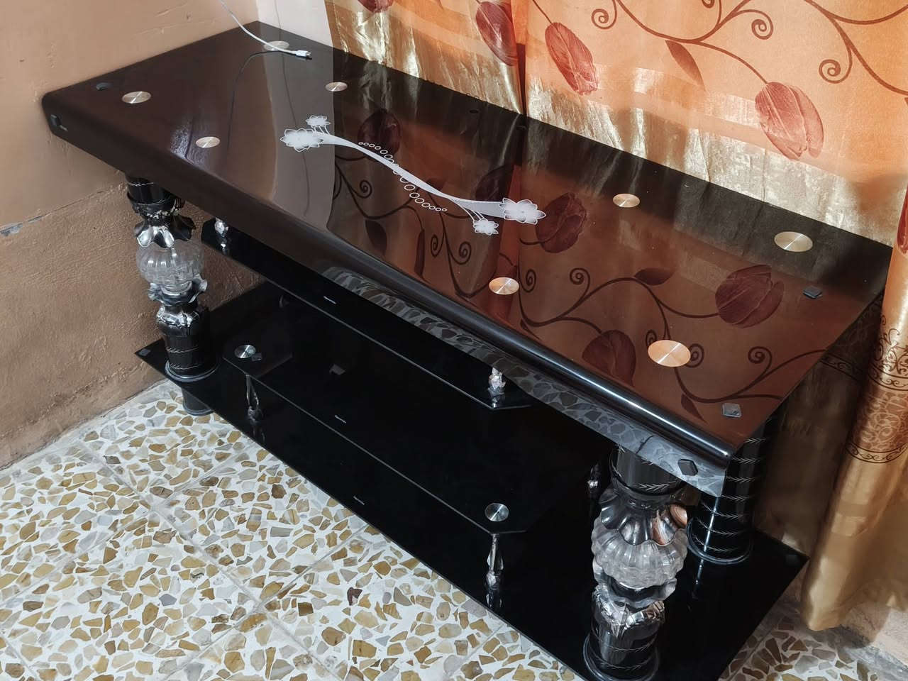 السلام عليكم
ميز خشب ثقيل ونظيف حيل، بيه تفاصيل زجاجية مرتبة ترهم للمدخل أو للتلفزيون أو للتحفيات 

​الحالة: نظيف وبحالة ممتازة.
​📞 للتواصل: مراسلة على الخاص أو اتصل على: [***********

