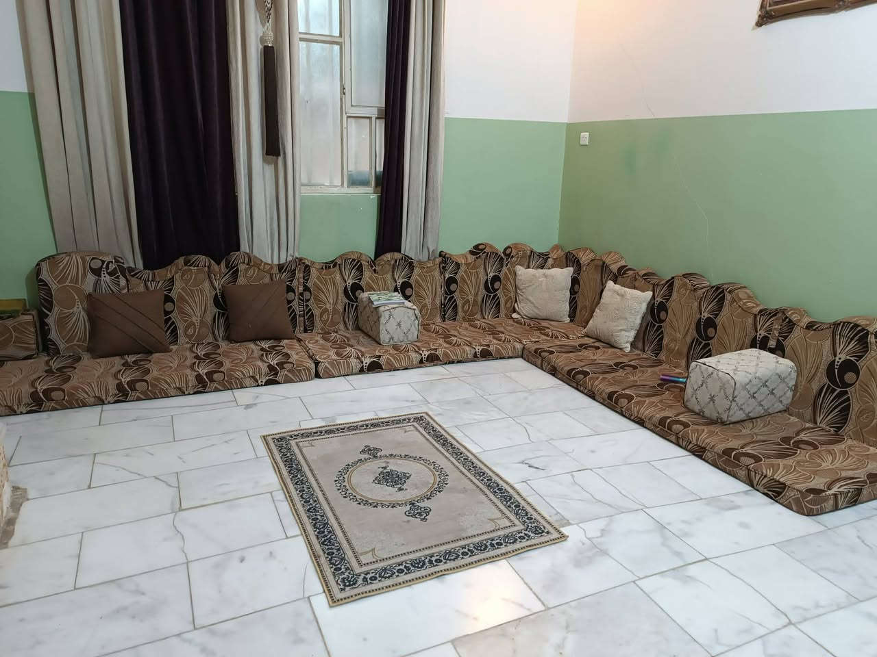 سلام عليكم جلسة للبيع مع سيت طبلات النظافه جيدة جداا سعر الجلسة 175 الف مكونه من ثلاث قطع بطول 6 متر كامله
وسعر سيت الطبلات 50 الف للاتصال على الرقم 
***********
