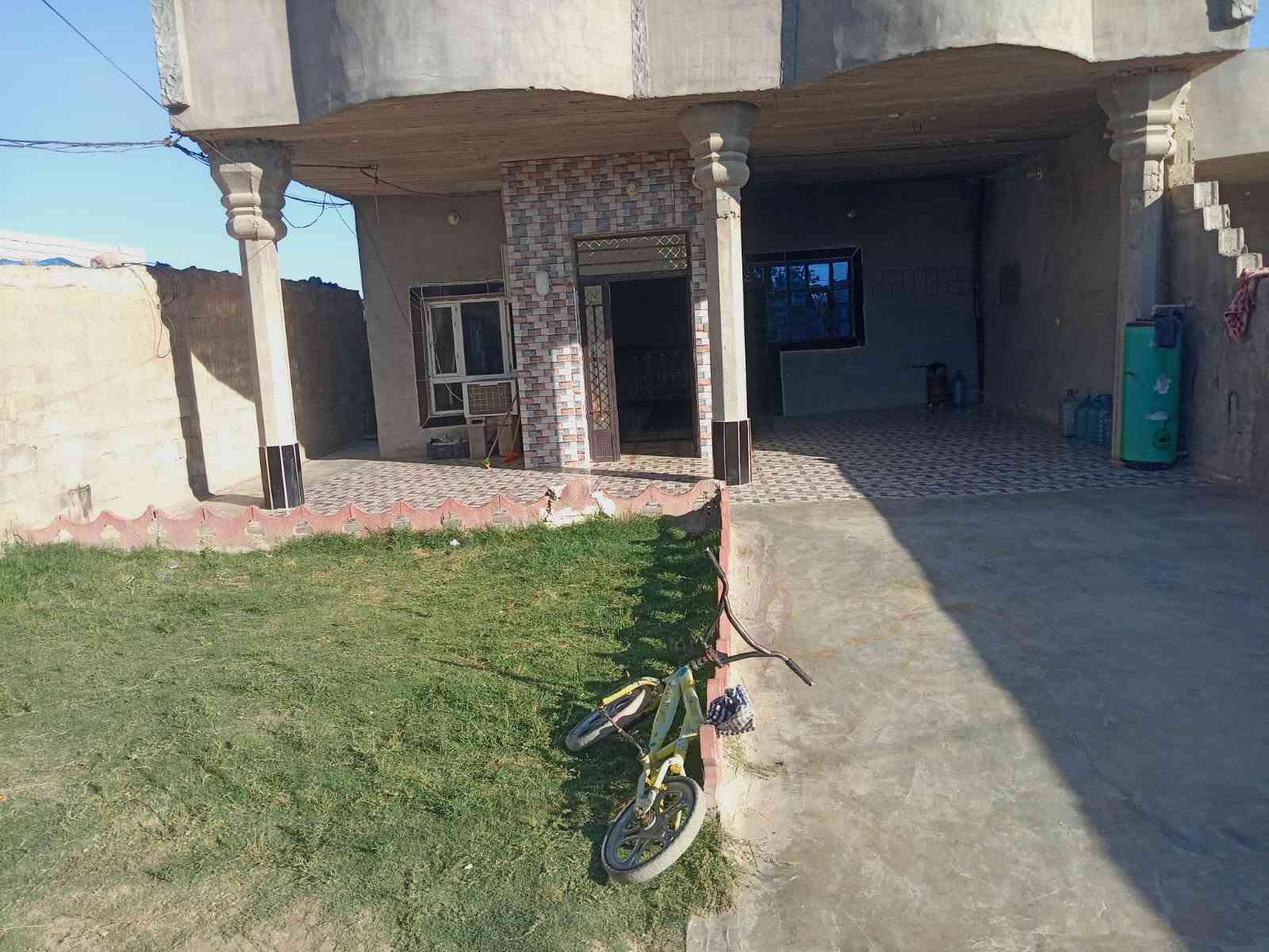 السلام عليكم دار البيع قرفتين وربعه وموزع وحمام ومساحت البيت معه البيت 300وكهرباء ومي كل فول مكان عويجيله الثانيه عرب حامد شباط  ***********سعر 36وبي مجال
