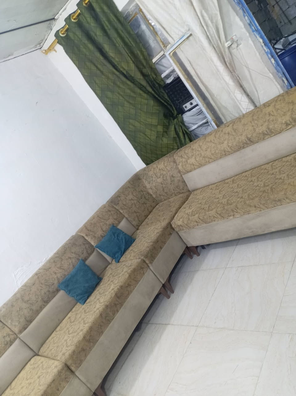 سلام عليكم تخم ديوان اي ضررر مابي تكمه البيع مقعد 10 سعر 150 مكان بغداد بل زعفرانيه اتصال *********** مستعجل ع بيعه مستعجل
