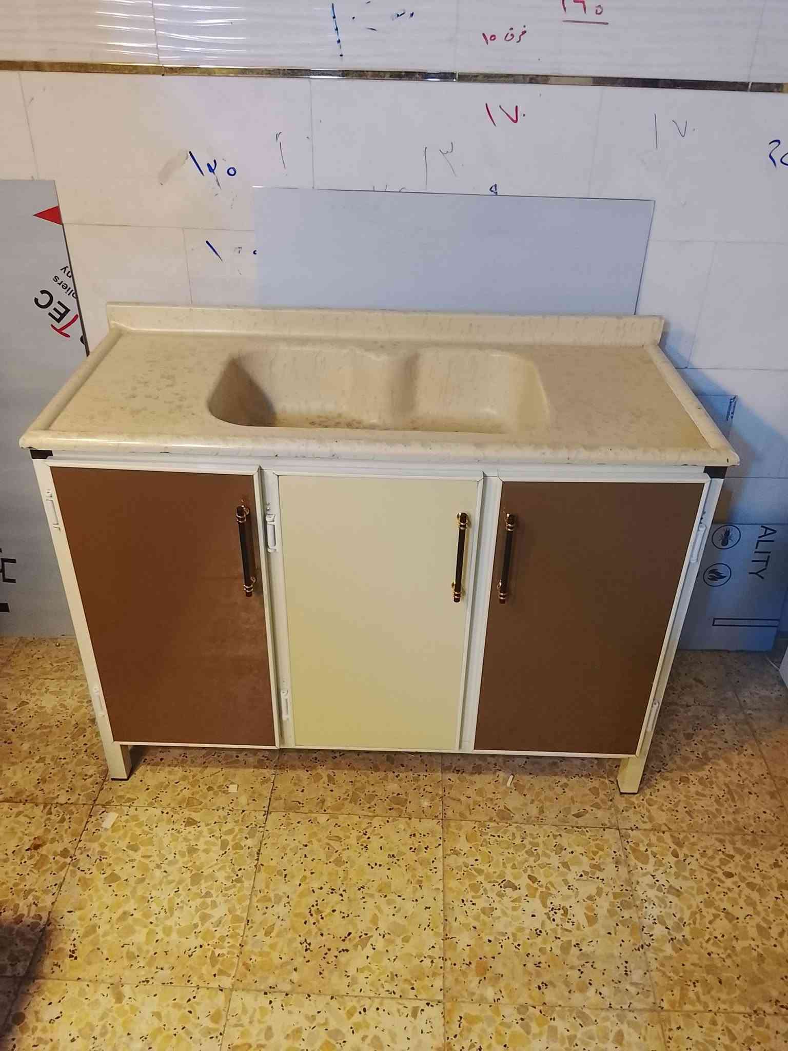 كاونتر تفصال درجه اولى 5قطع كله مرمر مع طباخ نضيف جدا لا يوجد ضرر العنوان بغداد الشعب ***********
