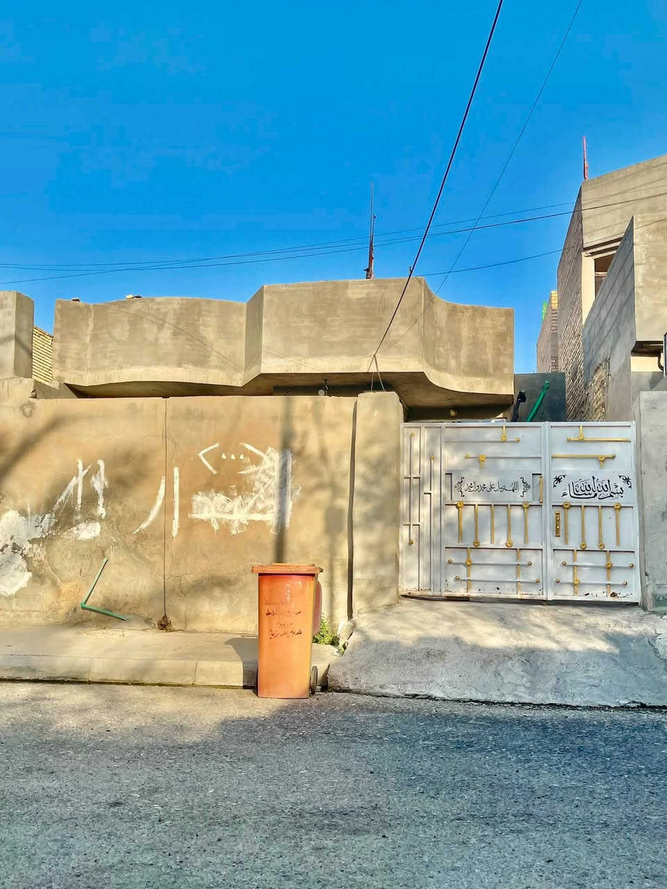 سلام عليكم بيت اللبيع الموقع دخل المحدود ثانيه 
المساحه 200متر  مكون من غرفه أستقبال صاله مطبخ بناء حديث مكلف بالنشر ألاستفسار ***********
